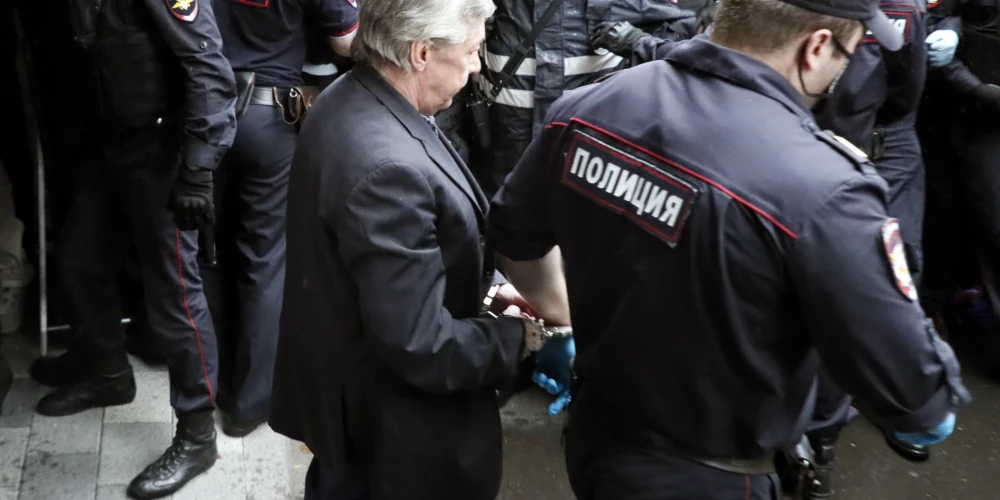 Михаил Ефремов в окружении полиции в 2020 году.