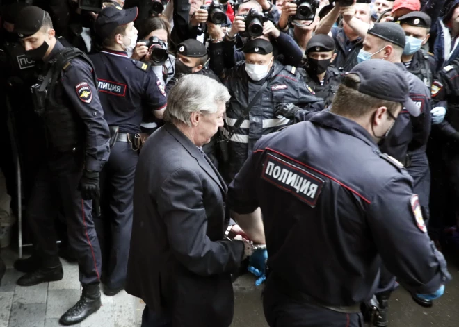 Спустя почти 5 лет заключения: Михаил Ефремов вышел на свободу из колонии по УДО