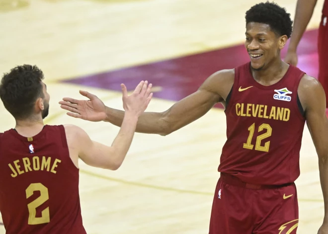 "Cavaliers" nodrošina pirmo vietu Austrumos; Dončiču dīvainā veidā izraida no zāles