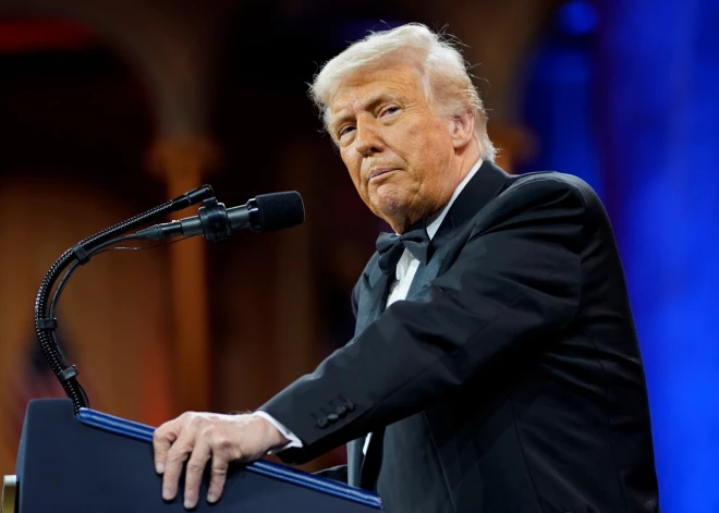 “Viņi bučo man pakaļu!” Tramps lielās, kā valstis lūdzas izvairīties no tarifiem