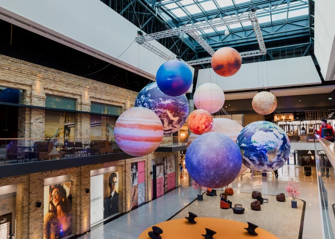 Парад планет: в AKROPOLE Rīga открылась впечатляющая инсталляция "Космос"