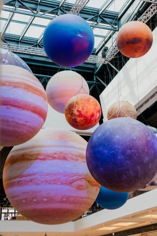 Инсталляцию «Космос» можно осмотреть в зоне проведения мероприятий AKROPOLE Rīga между входами A и F.