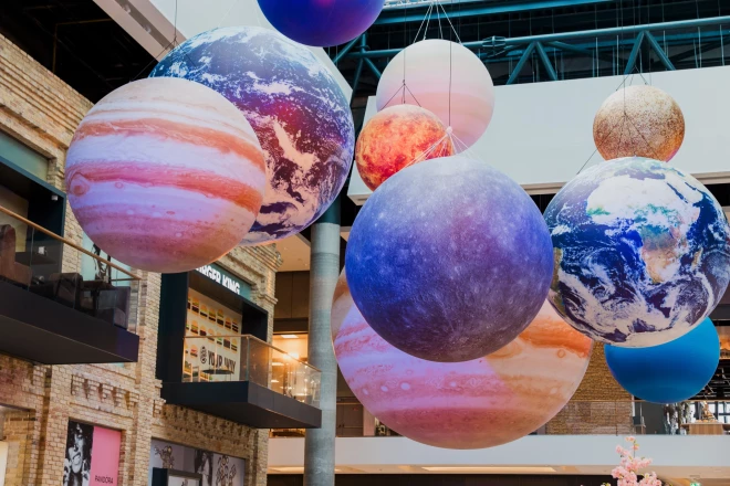 С 7 апреля по 5 мая торгово-развлекательный центр AKROPOLE Rīga превратится в захватывающую дух космическую обсерваторию, предлагая посетителям уникальную возможность осмотреть крупномасштабную инсталляцию планет «Космос».