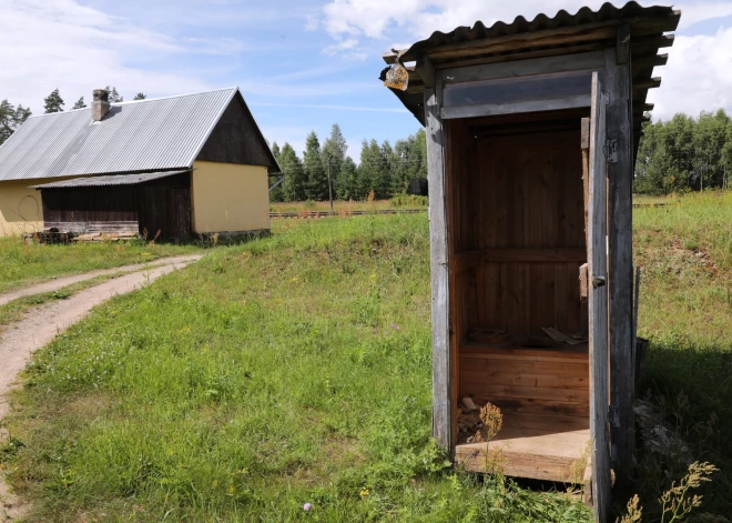 Vai no Latvijas ainavas izzudīs tā dēvētās "sirsniņmājas"? Par nereģistrētu sauso tualeti draudēs visai ievērojams naudas sods!