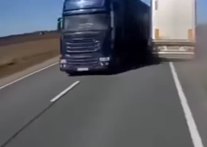 ВИДЕО: ужас на Айнажском шоссе - безрассудный водитель грузовика чуть не устроил лобовое столкновение