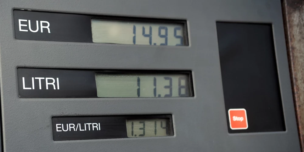 Пока цифры на этом табло жителей Латвии не радуют.