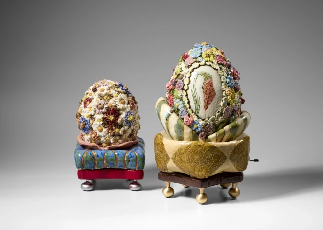 Panikas lēkme porcelānā: Skujas Braden izstāde “Augšā, lejā un visapkārt!”