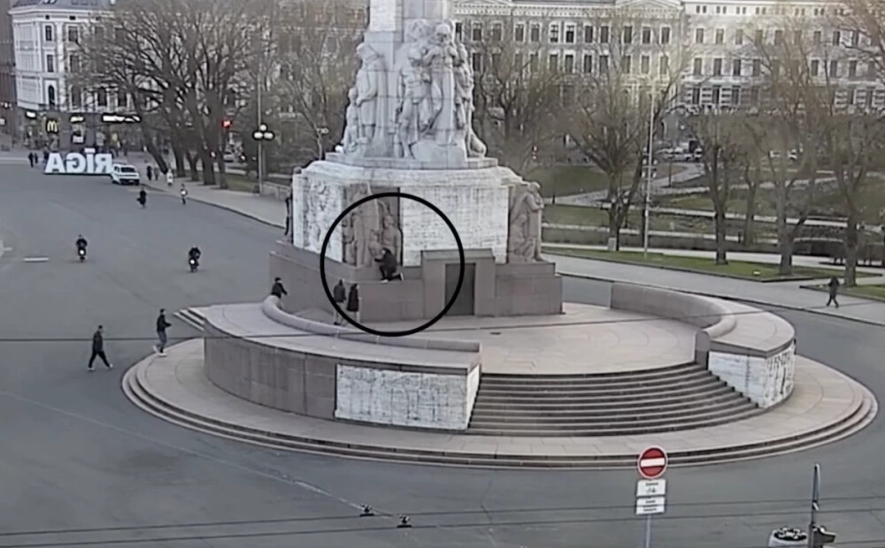 VIDEO: par darbībām uz Brīvības pieminekļa divi ārzemnieki saņem iespaidīgus naudas sodus