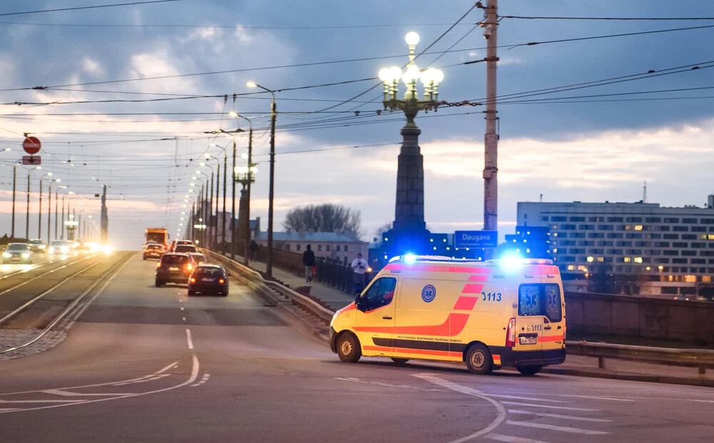 Puisītis bija bezsamaņā, zilām lūpām, tik tikko elpoja. NMPD publisko stāstu, kā ome izglāba bērna dzīvību