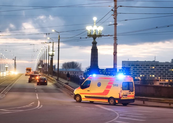 Puisītis bija bezsamaņā, zilām lūpām, tik tikko elpoja. NMPD publisko stāstu, kā ome izglāba bērna dzīvību