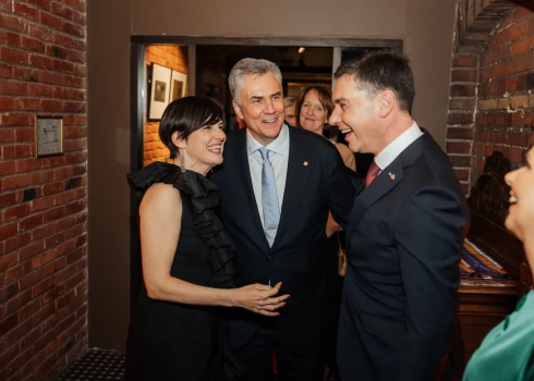 Jānis Šipkēvics bez sievas, bet ar Baibu Bartkeviču līdzās iemūžinājies pieņemšanā pie Liepājas mēra Gunāra Ansiņa.