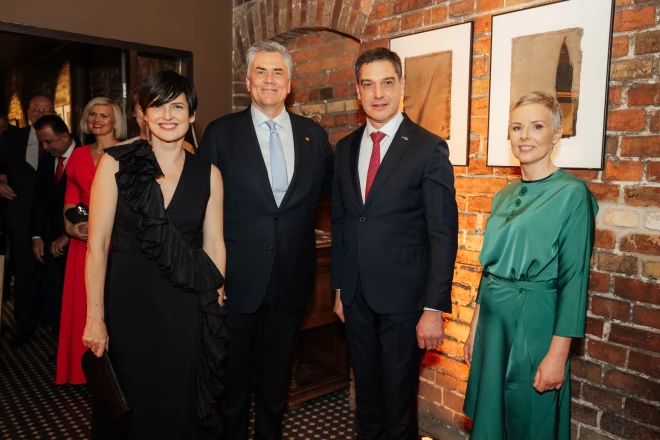 Jānis Šipkēvics bez sievas, bet ar Baibu Bartkeviču līdzās iemūžinājies pieņemšanā pie Liepājas mēra Gunāra Ansiņa.