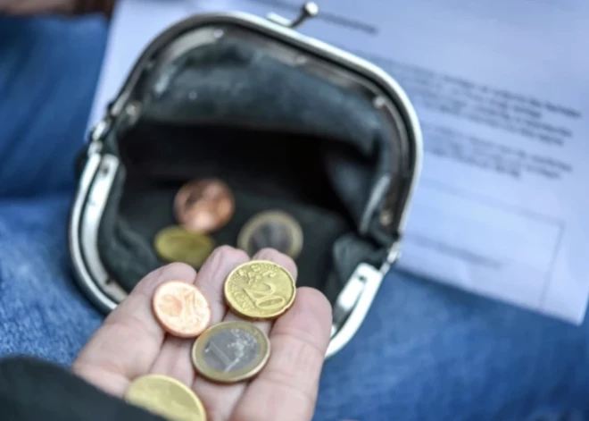 "Pārsteigums" no "Latvijas pasta": cenšoties nomaksāt rēķinu, kāda iedzīvotāja saskārusies ar absurdu situāciju