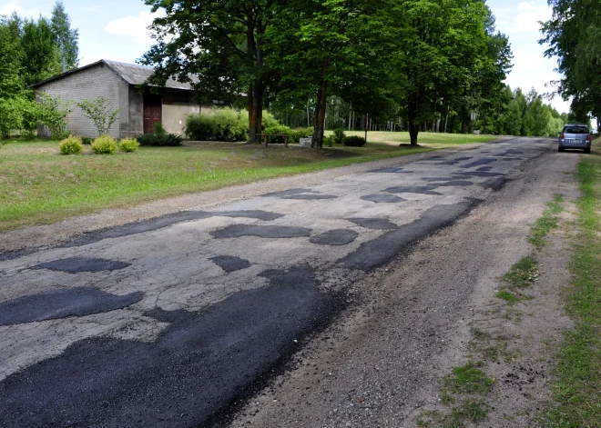 В Латвии половина местных дорог находится в плохом или очень плохом состоянии - а денег ЕС на их ремонт больше нет