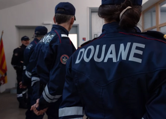 Francijā aizturēta Krievijas Ārlietu ministrijas darbone, viņai konfiscēts telefons