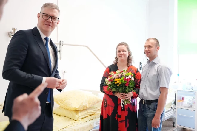 Мэр Риги и молодые родители тройняшек.