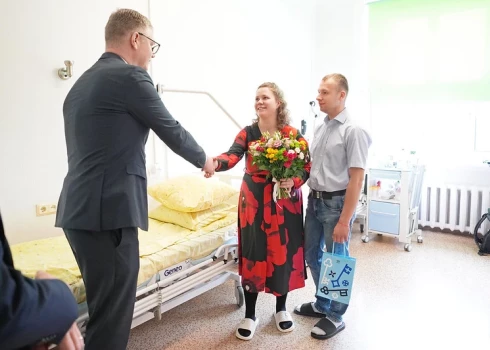 Вилнис Кирсис навестил и поздравил родителей тройняшек Тимофея, Артема и Ксении — Анастасию и Максима Бычковских. 