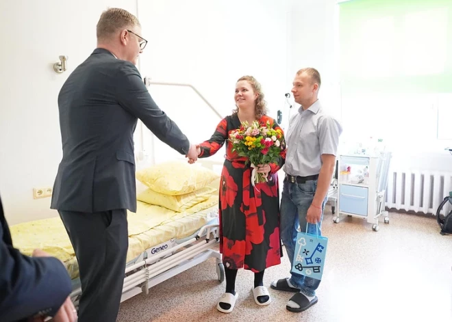 ФОТО: мэр Риги лично поздравил родителей тройняшек и подарил детям серебряную ложечку