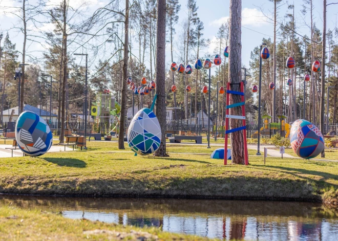 В преддверии праздника городское пространство украшено пасхальными декорациями — в парках, скверах и на ветвях деревьев разместили расписные яркие яйца большого размера и зайцев.