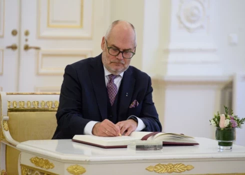 Президент Эстонии Алар Карис подписал в среду поправки к Конституции.