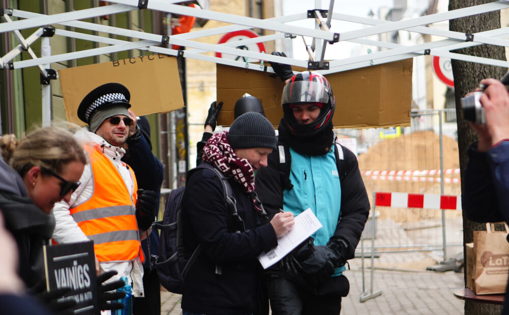 FOTO: pikets “Drošu Skolas ielu” – "sodīti" vairāki gājēji un velosipēdisti par pārvietošanos pa ērtāko ceļu