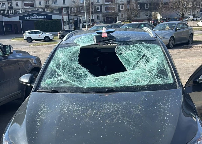 Машина в Золитуде стала жертвой вандалов - вероятно, это дело рук подростков из интерната