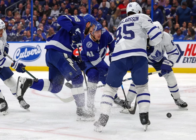 Girgensons ar pieciem spēka paņēmieniem nespēj novērst "Lightning" zaudējumu pret "Maple Leafs"
