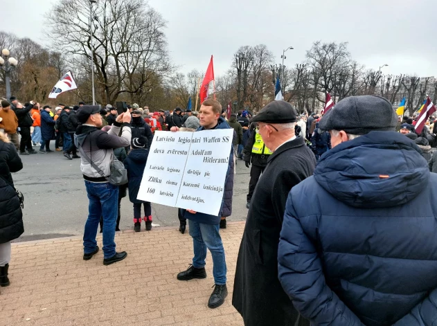 Latvijas Krievu savienības līdzpriekšsēdētājs, Jelgavas domes deputāta kandidāts Andrejs Pagors (centrā) pirms diviem gadiem pie Brīvības pieminekļa protestēja pret leģionāru pieminēšanu 16. martā.