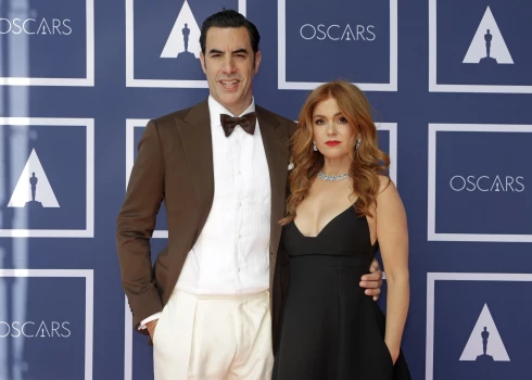 Komiķis Saša Barons Koens un aktrise Aila Fišere ir "kara stāvoklī".