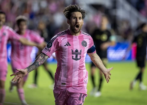 Argentīniešu futbola zvaigzne Lionels Mesi pēc vārtu guvuma.