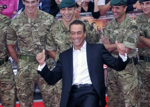 Spraiga sižeta filmu zvaigzne Žans Klods van Damme ir atbildējis uz nesenajām apsūdzībām par seksuālām attiecībām ar cilvēktirdzniecībā nonākušām sievietēm.