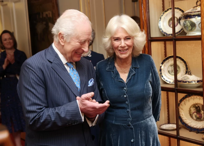 Pāvests Francisks privāti tiekas ar Čārlzu un Kamilu, novēlot viņiem laimīgu kāzu jubileju