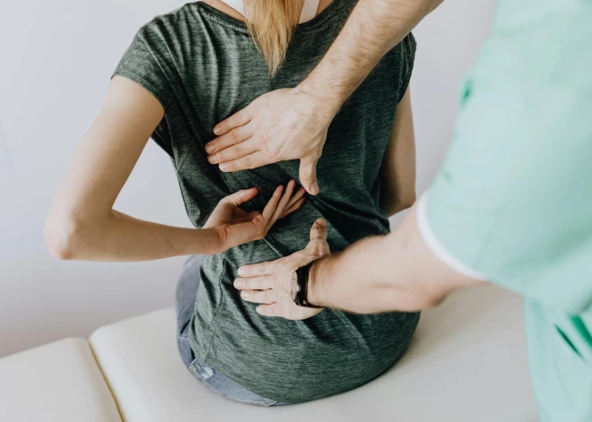 Skar gan pieaugušos, gan jauniešus: mūsdienās izplatīta slimība, kas var pāraugt vēzī