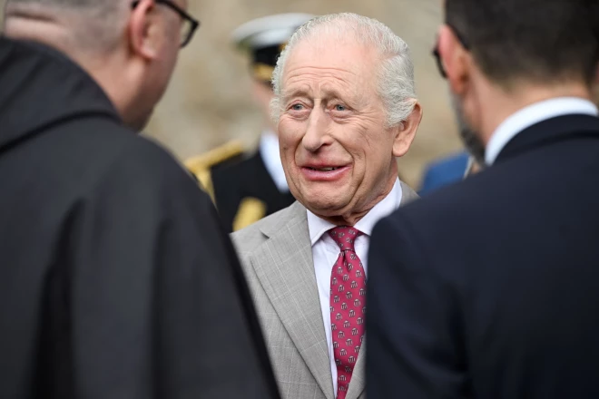 Пользователи соцсетей отметили: его мимика — это нечто между британским юмором, искренней заинтересованностью и мем-потенциалом.