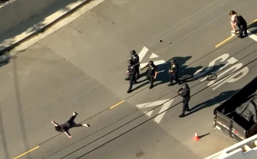 Policisti sašauj un arestē kādas amerikāņu rokgrupas dalībnieka sievu. VIDEO