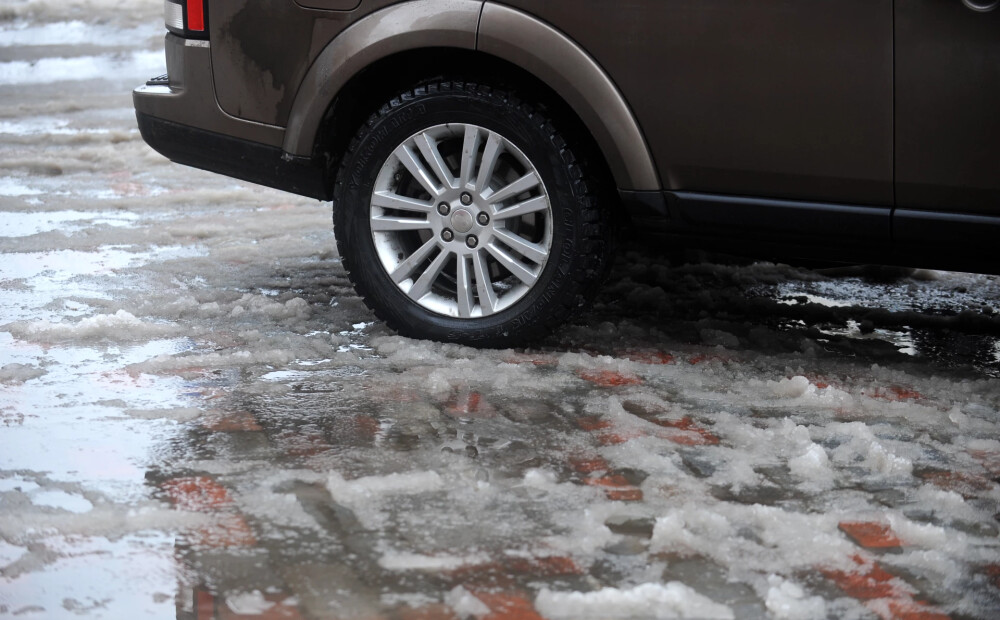 Šorīt autovadītājus visā Latvijā pārsteidza sniegs, izraisot vairākus ceļu negadījumus