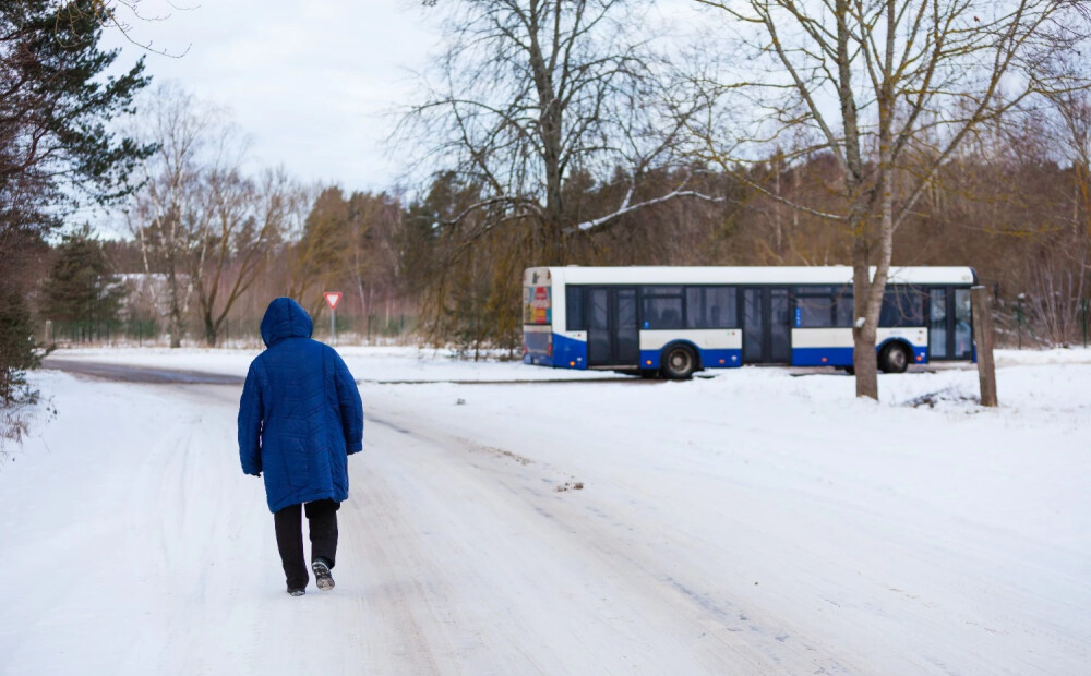Saulīšu ciema iedzīvotāji jau 20 gadus gaida sabiedrisko transportu brīvdienās – risinājums joprojām nav rasts