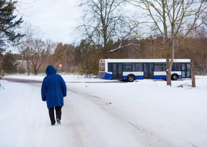 Saulīšu ciema iedzīvotāji jau 20 gadus gaida sabiedrisko transportu brīvdienās – risinājums joprojām nav rasts