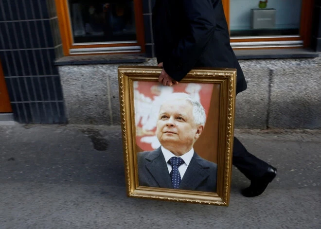 Demonstranti Krievijā zemiski iejaucas piemiņas pasākumā, kas veltīts aviokatastrofā bojā gājušajam Polijas prezidentam Kačinskim