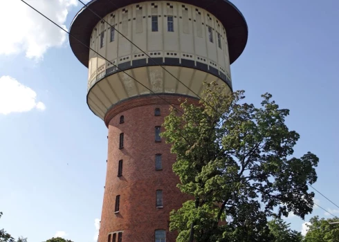 Водонапорная башня находится в рижской районе Агенскалнские сосны.