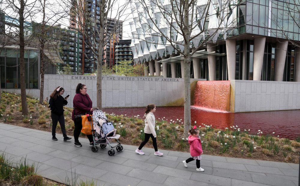 Palestīniešus aizstāvošās "Greenpeace" aktīvisti Londonā ASV vēstniecības dīķi pieķēzī ar sarkanu krāsu