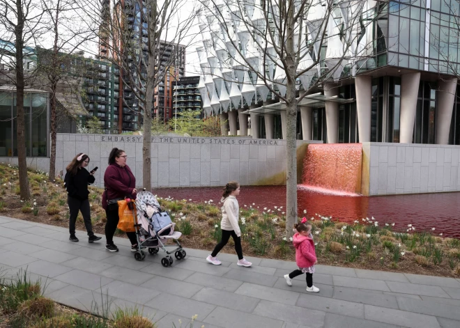 Palestīniešus aizstāvošās "Greenpeace" aktīvisti Londonā ASV vēstniecības dīķi pieķēzī ar sarkanu krāsu