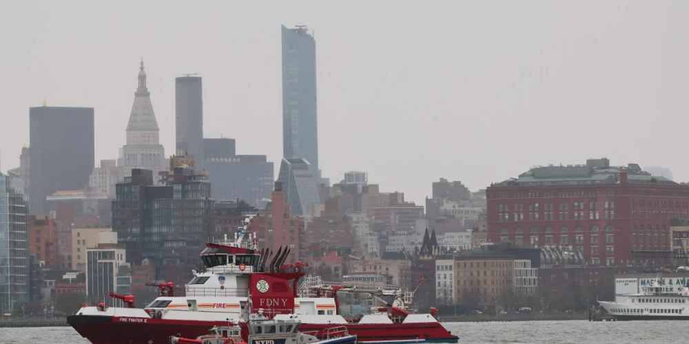 Glābēji Hudzonas upē helikoptera nokrišanas rajonā