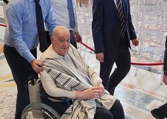 VIDEO: šādu pāvestu vēl nav gadījies redzēt! Francisks apmeklē Svētā Pētera baziliku netipiskās drānās