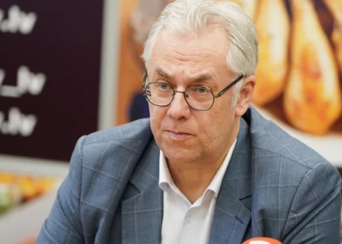Юрий Перевощиков отмечает, что на данный момент неизвестно, каким образом сотрудники компании заразились бактериями E.coli.