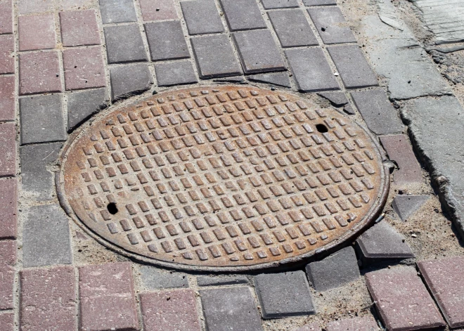 Rīgas kanalizācijas akās izplatījusies nezināmas izcelsmes smaka
