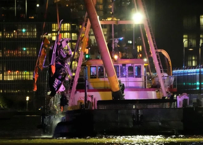 ВИДЕО: в Нью-Йорке туристический вертолет упал в Гудзон, шесть человек погибли