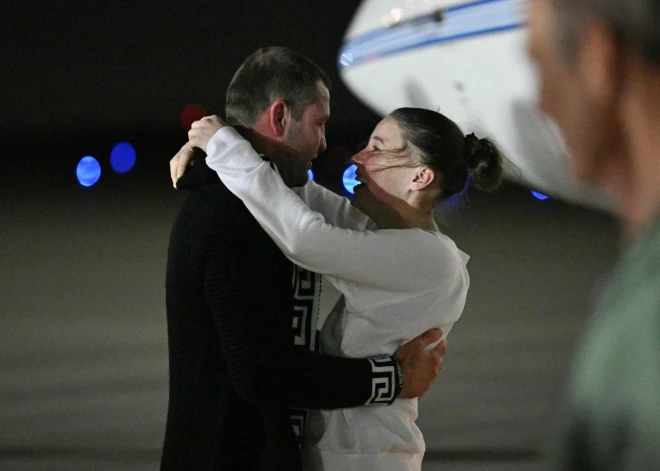 VIDEO: Vašingtonas lidostā sagaida balerīnu, kuru Krievijā notiesāja uz 12 gadiem cietumā