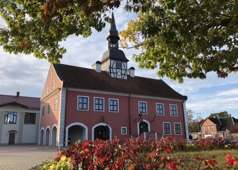 Bauskas novadu grib pārvaldīt 126 cilvēki, kaut gan šāda iespēja pavērsies tikai 19 (attēlā – senais, Kurzemes un Zemgales hercogistes laika Bauskas Rātsnams, kurā gan vairs rātskungi nesēž, tas kļuvis par tūrisma objektu).