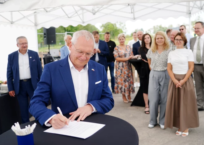 Bauskas novada domes priekšsēdētājs Aivars Okmanis piedalās svinīgajā laika kapuslas iemūrēšanas pasākumā Baltijas piena pārstrādes grupas "Vilvi Group" siera ražotnes pamatos.